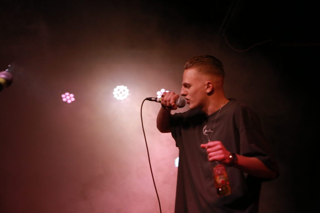 Rapper Dekay auf der Bühne beim Hio Hop Fuel Eröffnungskonzert im V8 Venue