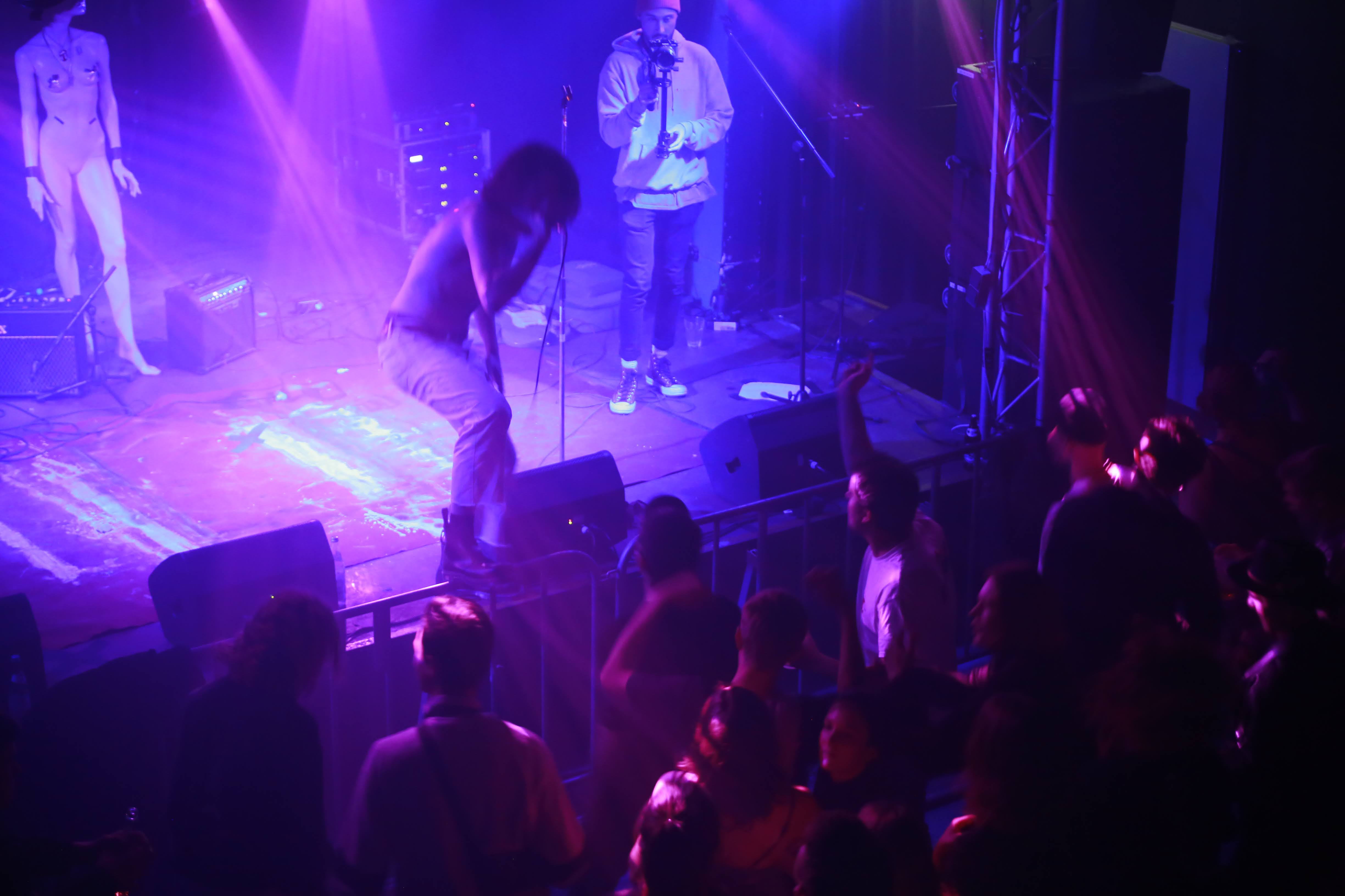 Künstler auf der Bühne im V8 Venue singt ins Mikro