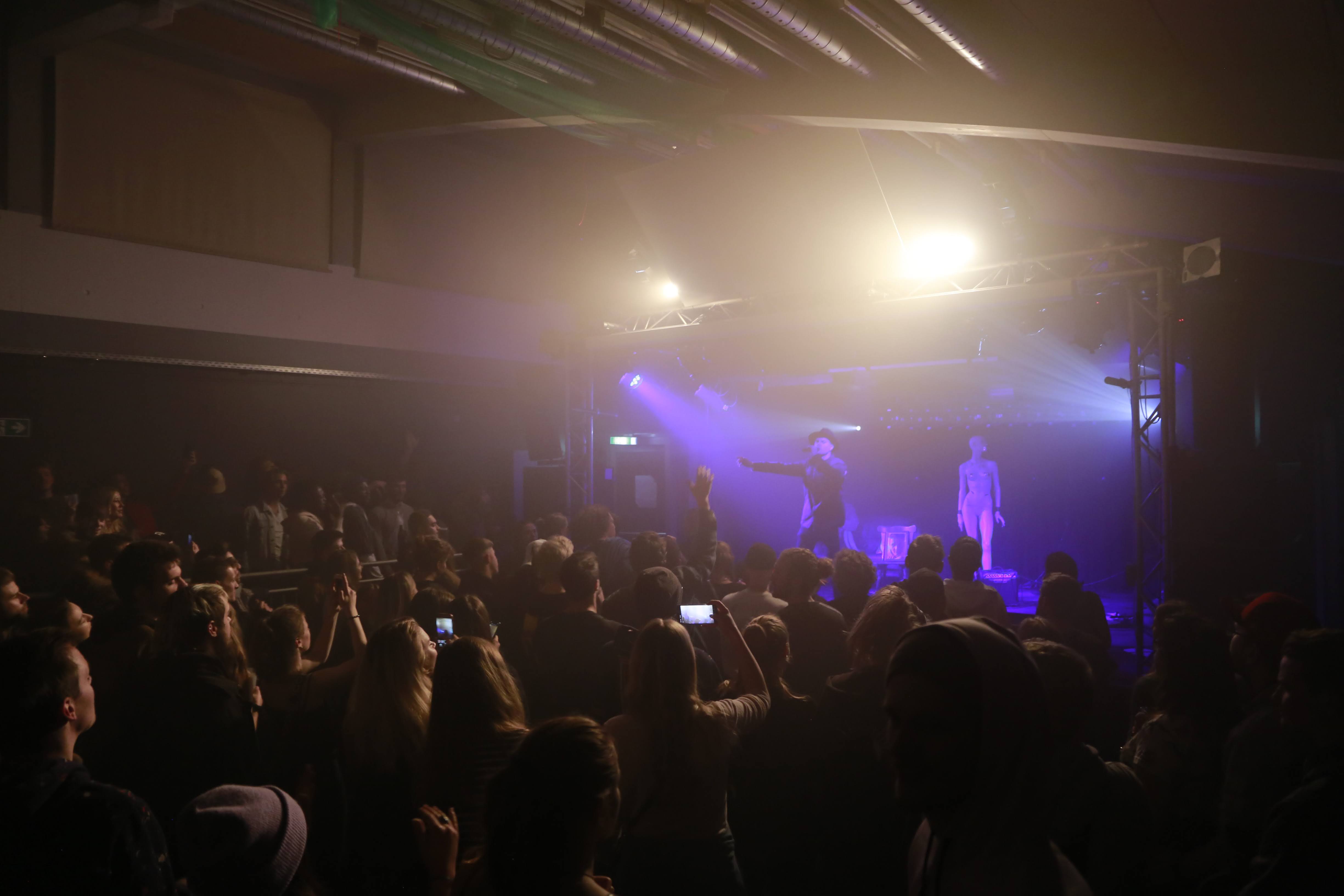 Blick von der rechten Seite auf die Bühne im V8 Venue bei einem Livekonzert