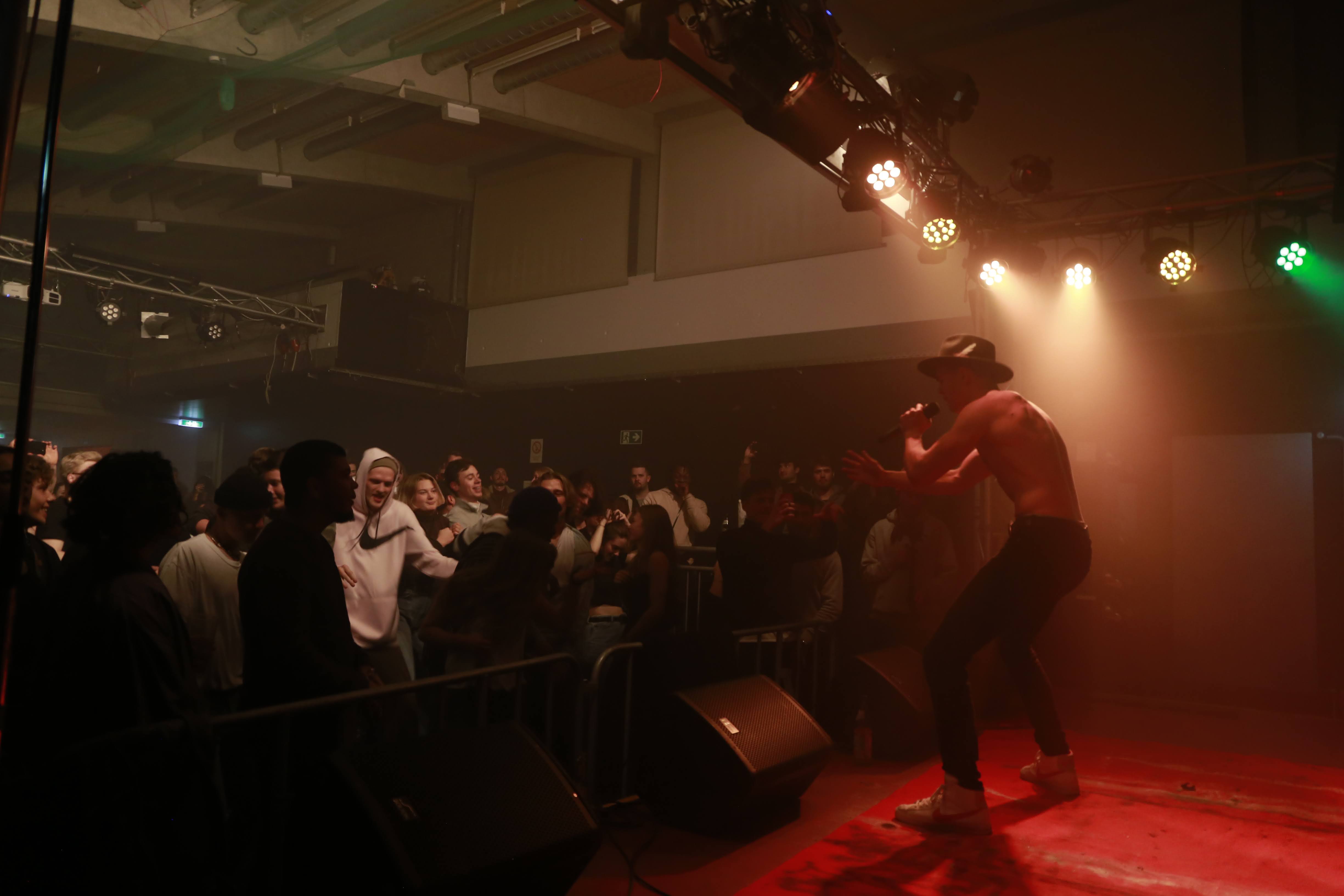 Rapper performt auf der Bühne im V8 Venue vor tosender Menge